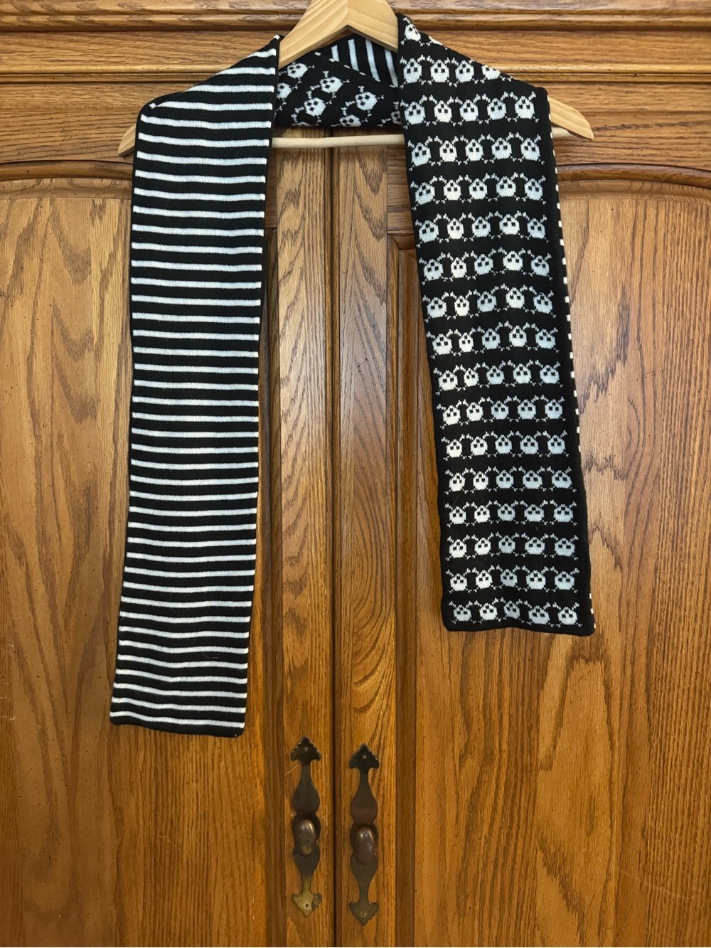 Reversible scarf Skull motif on one side, striped on the other